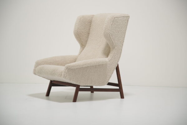 Gianfranco Frattini Model 877 Wingback Chairs: Pair of Italian Sculptural Armchairs in White Bouclé & Walnut, 1950s